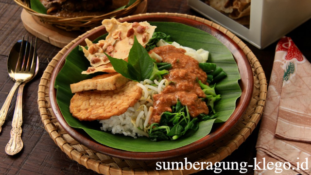 Pecel Semanggi: Kuliner Legendaris Surabaya yang Nikmat